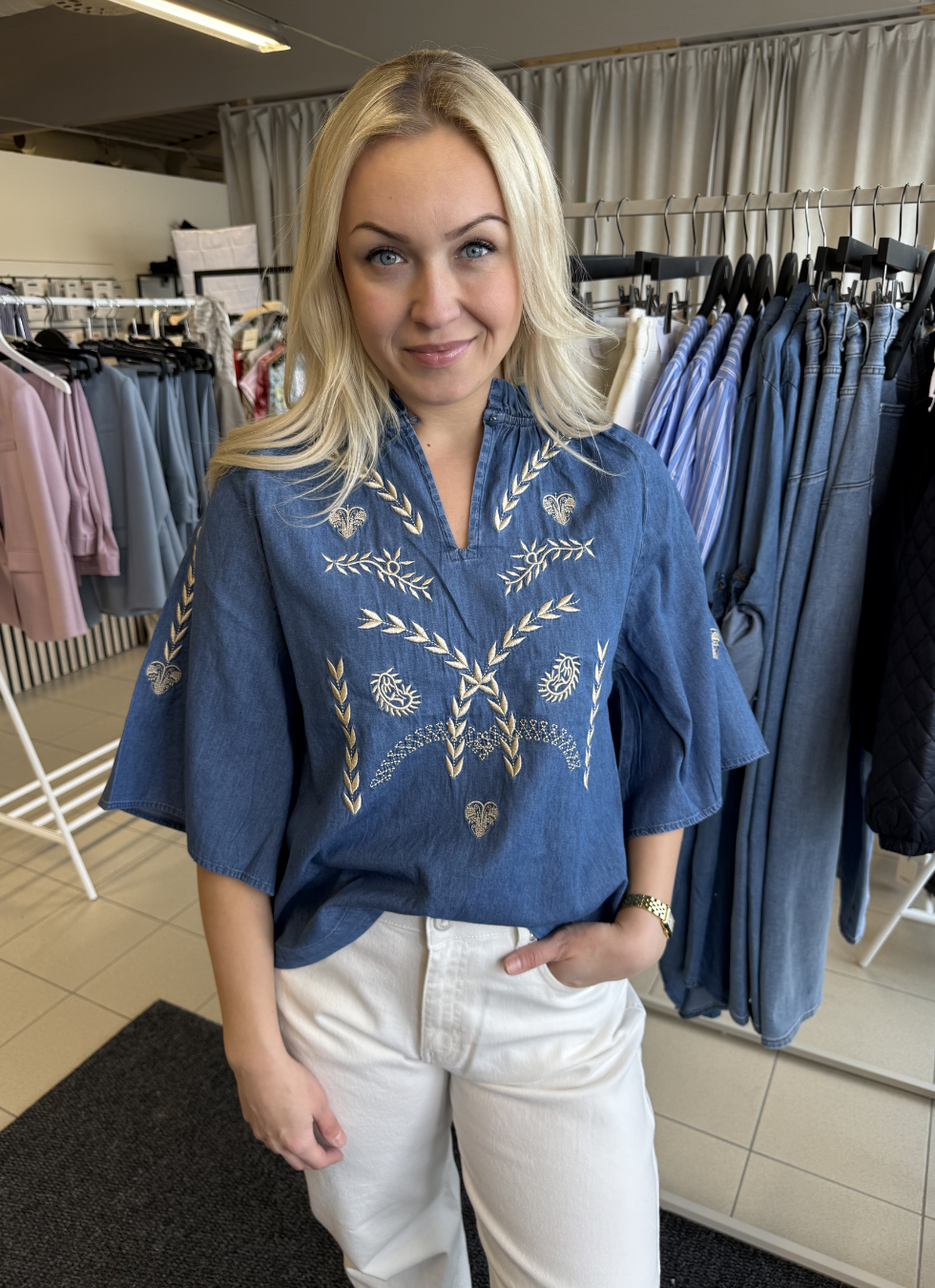 DENIMBLUS MED KORT ÄRM