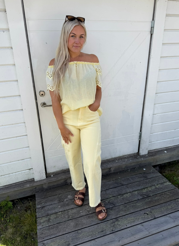 GUL TOPP MED DETALJER
