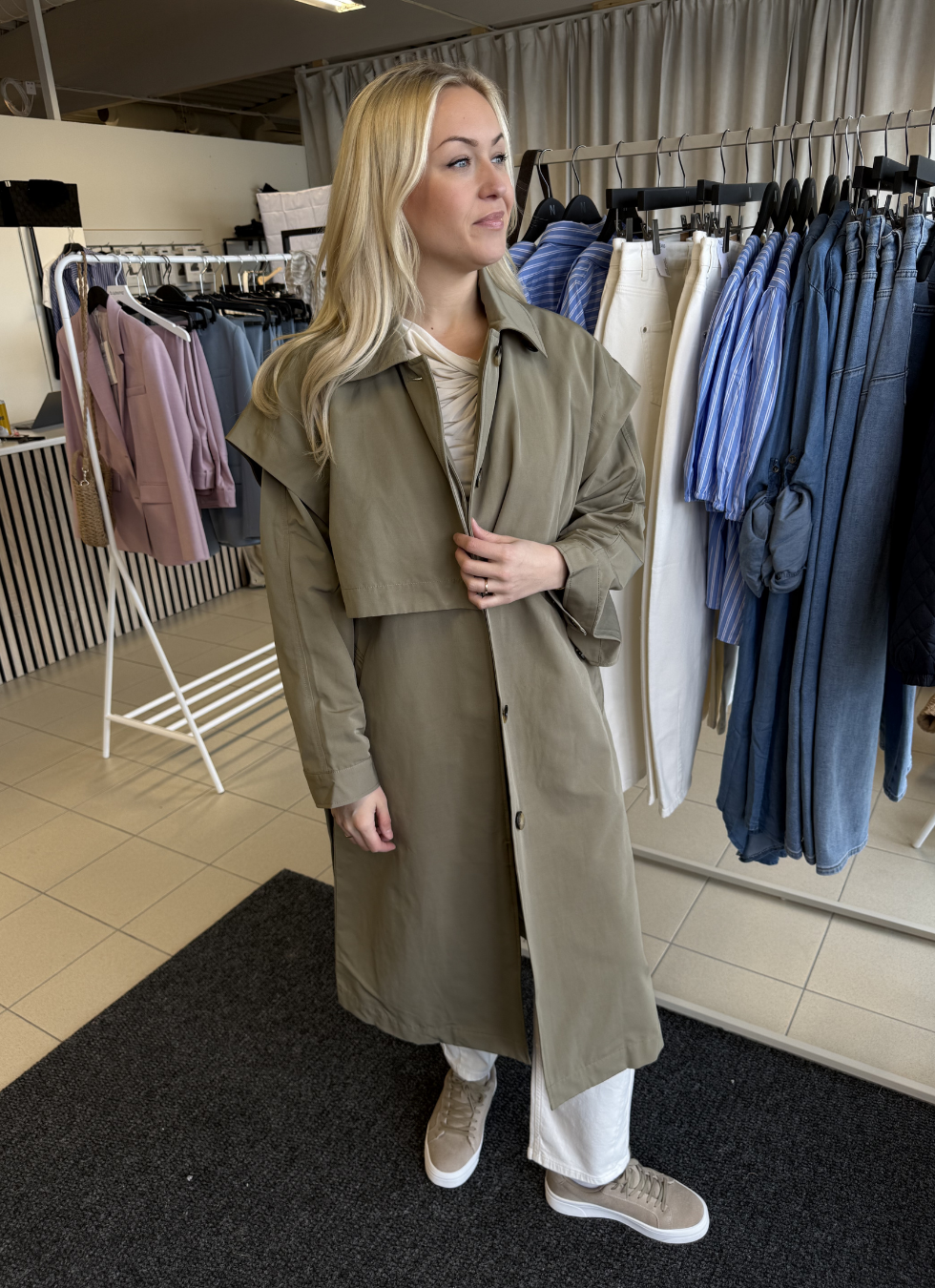 OVERSIZE TRENCHCOAT MED MIDJEBÄLTE - Olivgrön