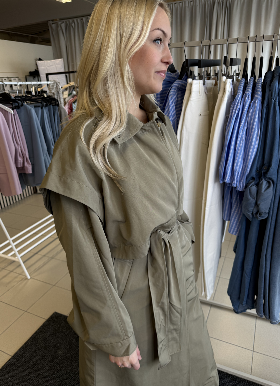 OVERSIZE TRENCHCOAT MED MIDJEBÄLTE - Olivgrön