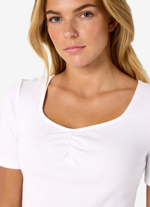 T-SHIRT MED FYRKANTIG RINGNING