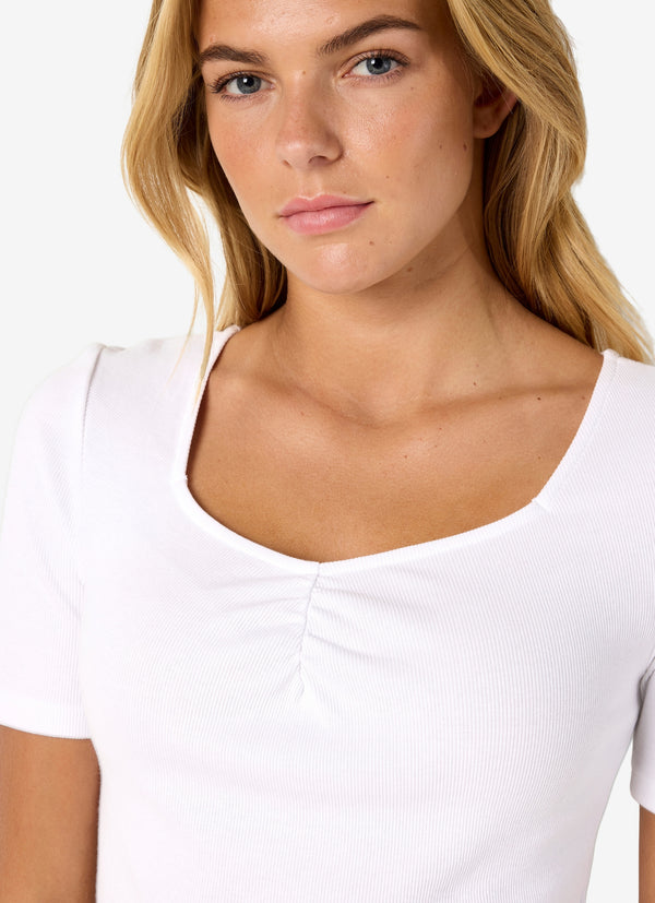 T-SHIRT MED FYRKANTIG RINGNING