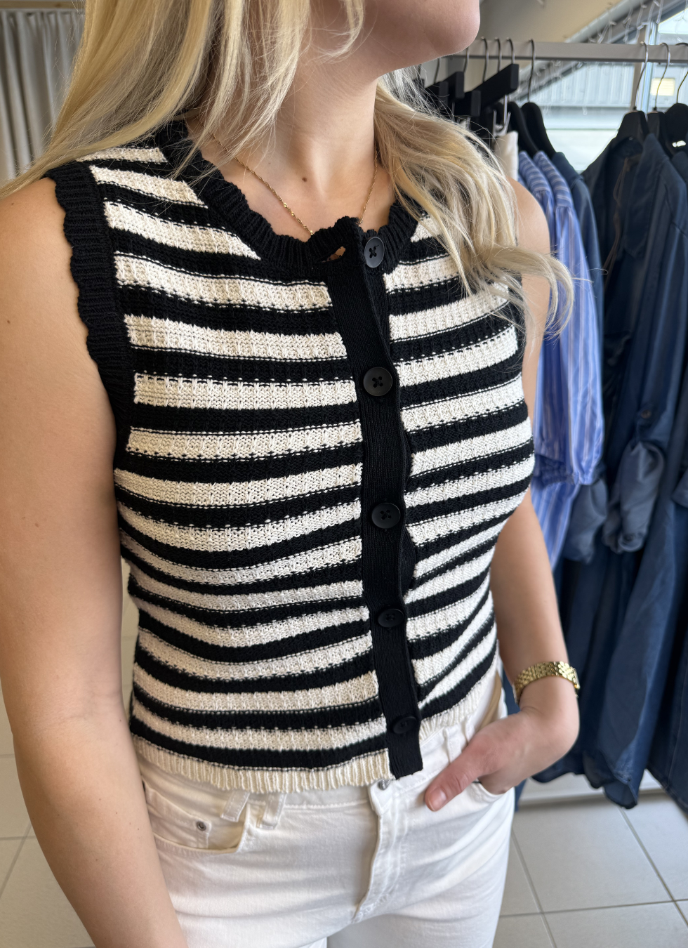RANDIG STICKAD VÄST