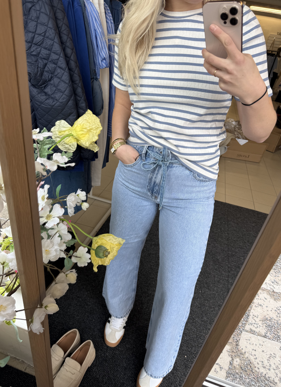 JEANS MED HÖG MIDJA