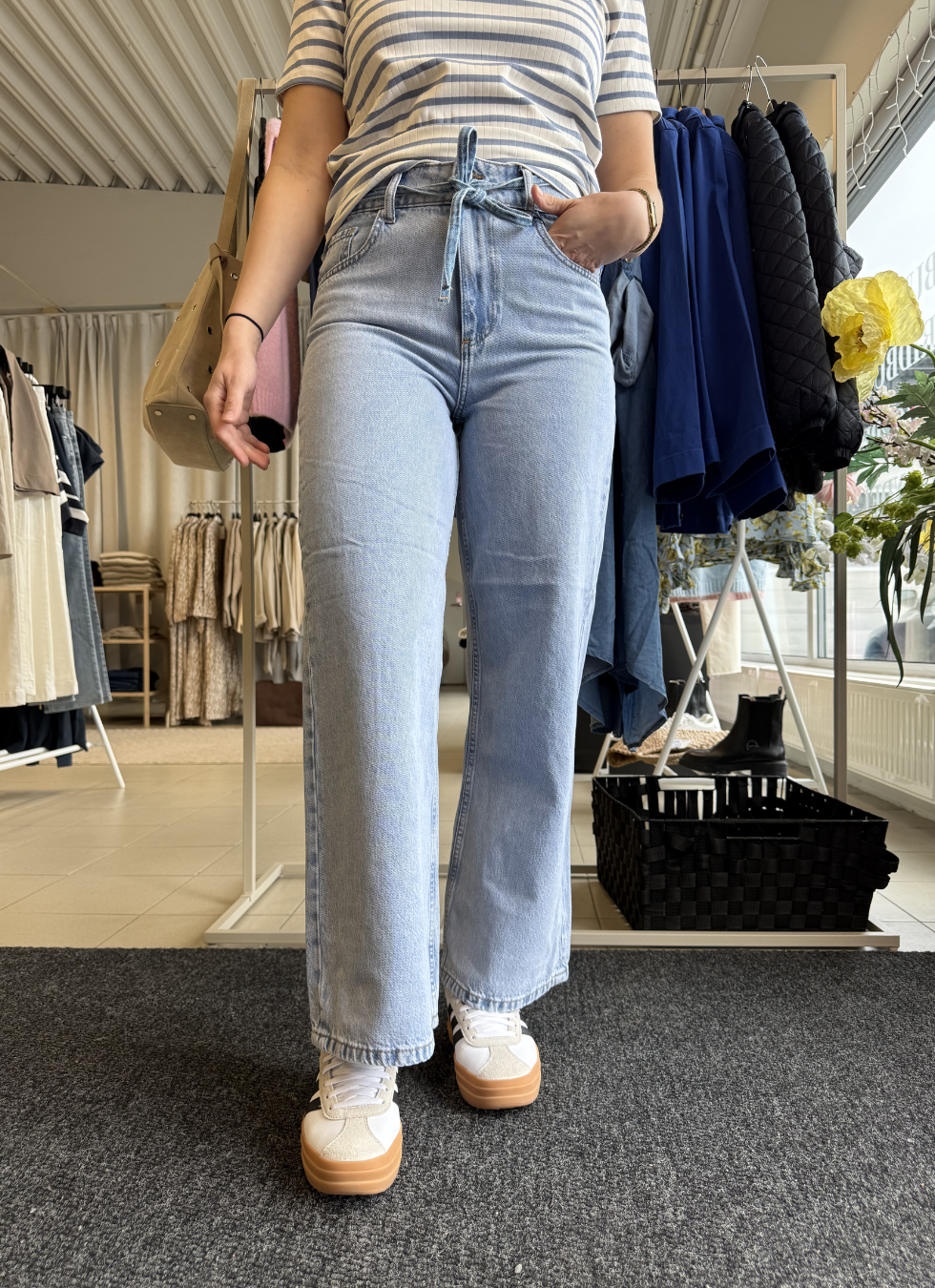 JEANS MED HÖG MIDJA