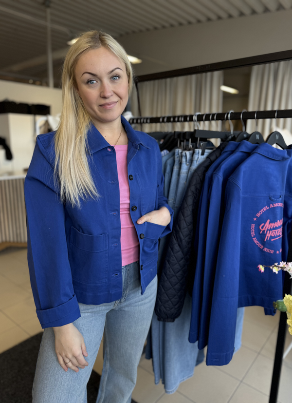 OVERSHIRT I STRETCHBOMULL MED KNAPPNING