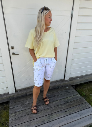 GUL T-SHIRT MED LEDIG PASSFORM