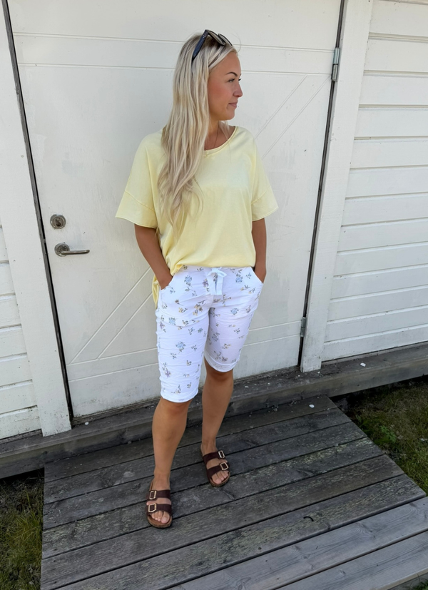 GUL T-SHIRT MED LEDIG PASSFORM