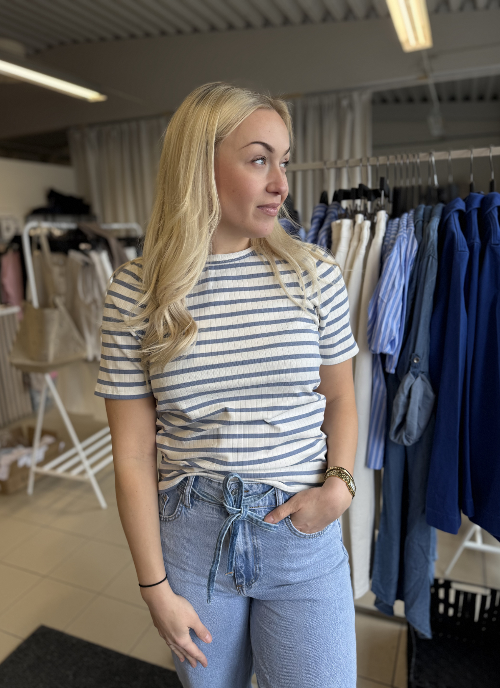 RIBBAD TRÖJA MED VOLANG