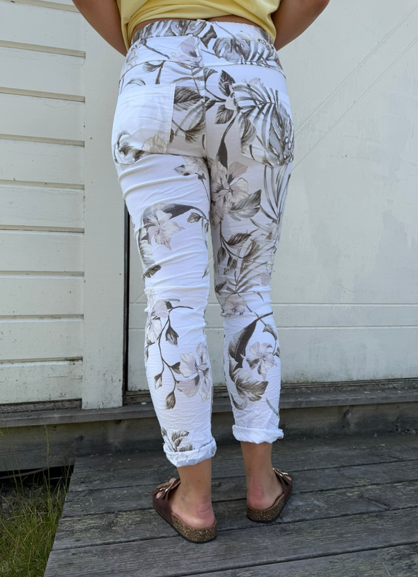 MÖNSTRADE STRETCHBYXOR MED BLOMPRINT