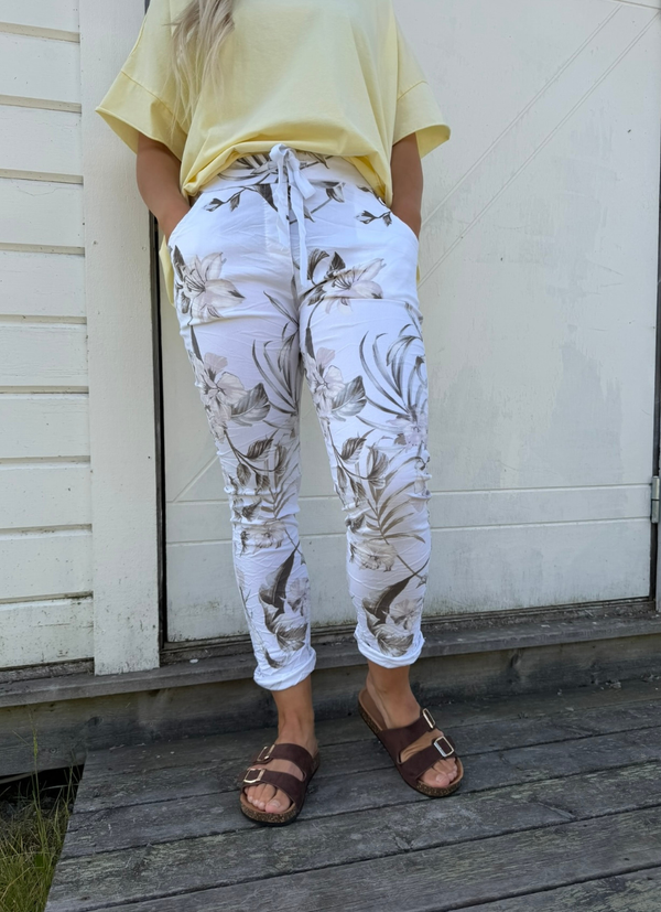MÖNSTRADE STRETCHBYXOR MED BLOMPRINT