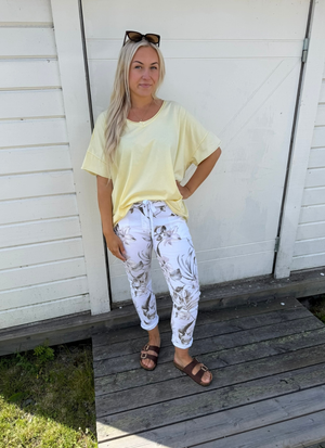 MÖNSTRADE STRETCHBYXOR MED BLOMPRINT