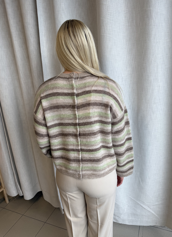 Mjuk stickad tröja med knäppning bak och lång ärm