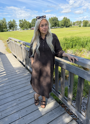 LÅNG LINNEKLÄNNING MED KNAPPDETALJER
