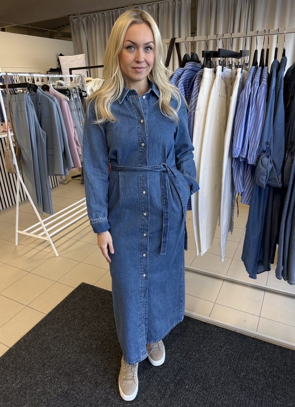 LÅNG DENIMKLÄNNING MED SKJORTDESIGN