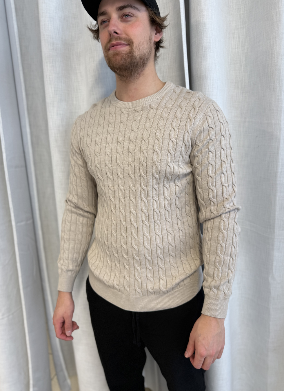 KABELSTICKAD TRÖJA MED KLASSISK DESIGN