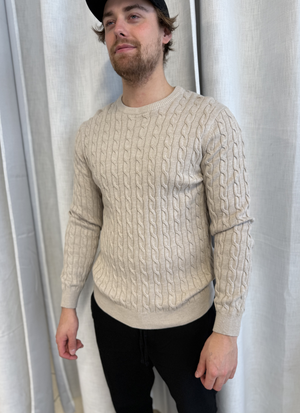 KABELSTICKAD TRÖJA MED KLASSISK DESIGN