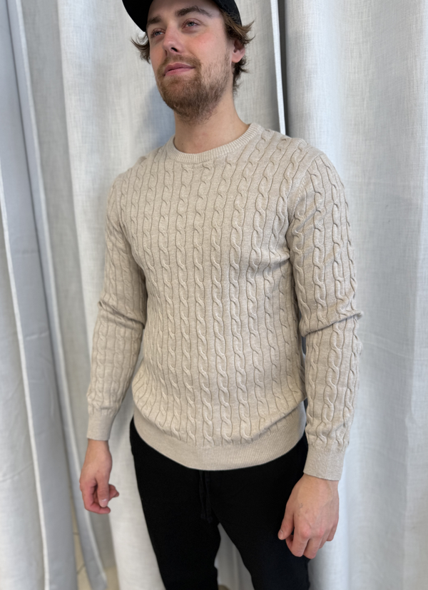 KABELSTICKAD TRÖJA MED KLASSISK DESIGN