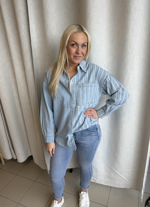 OVERSIZE DENIMSKJORTA I BOMULL