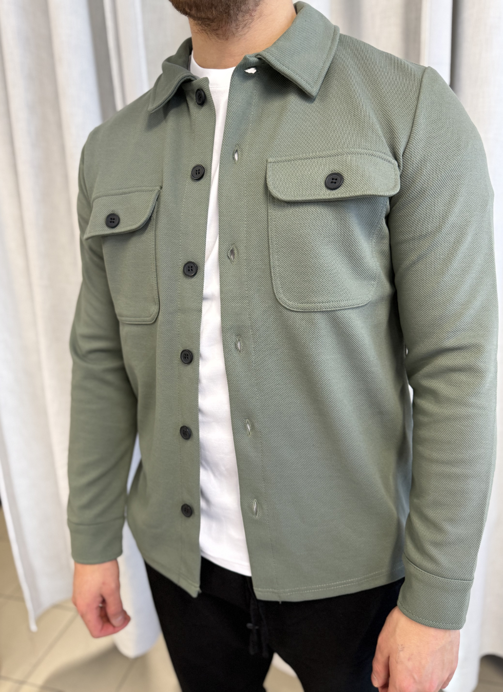 OVERSHIRT MED KLASSISK DESIGN
