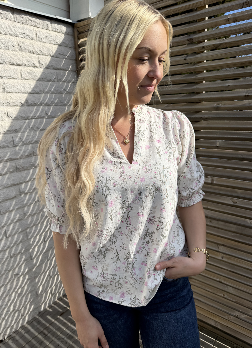 BLOMMIG BLUS MED PUFFÄRM