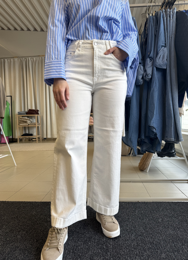 VITA JEANS MED HÖG MIDJA
