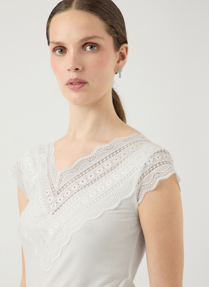BLUS MED V-RINGNING OCH SPETSDETALJ