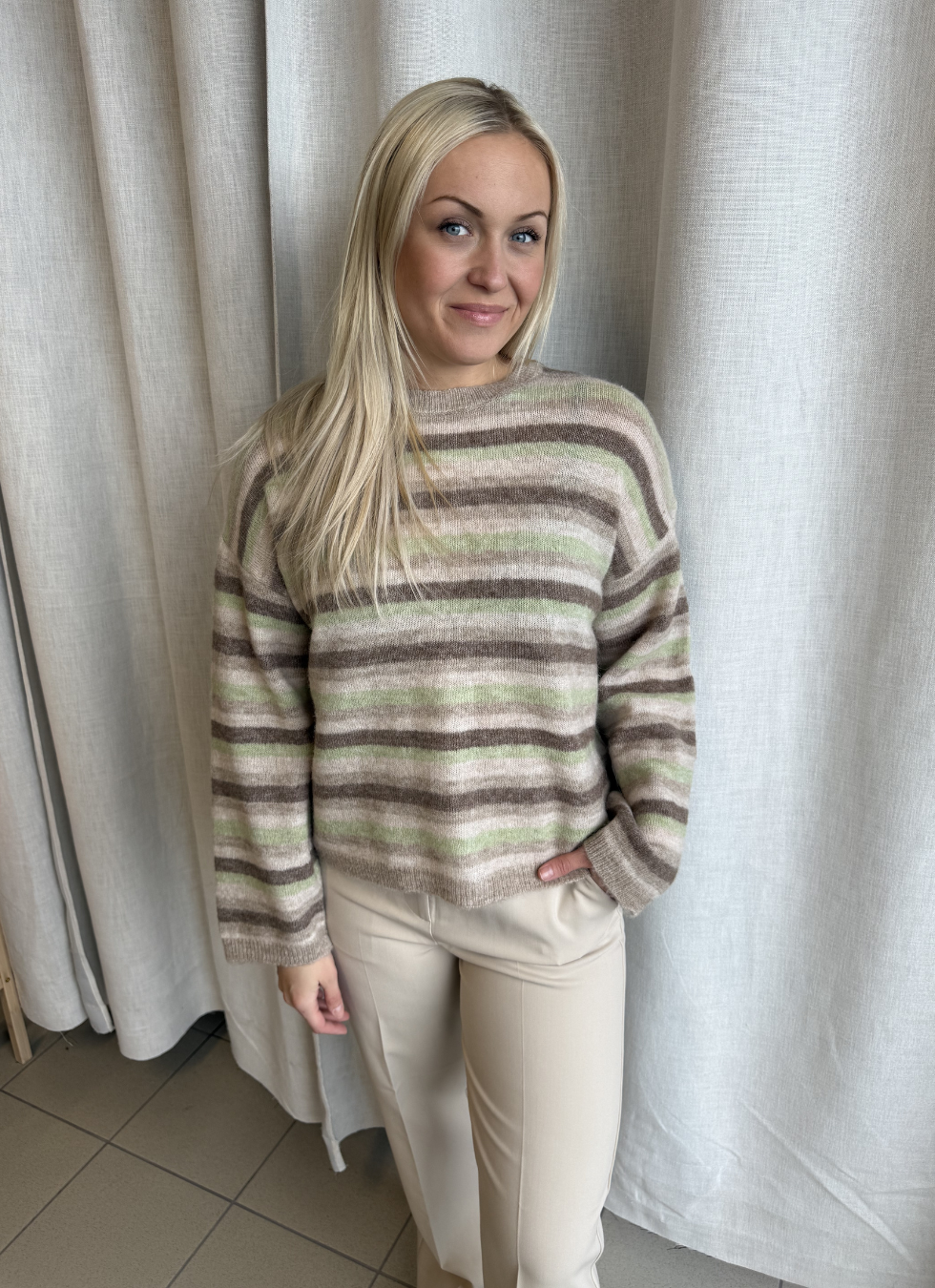 Mjuk stickad tröja med knäppning bak och lång ärm