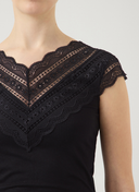 BLUS MED V-RINGNING OCH SPETSDETALJ
