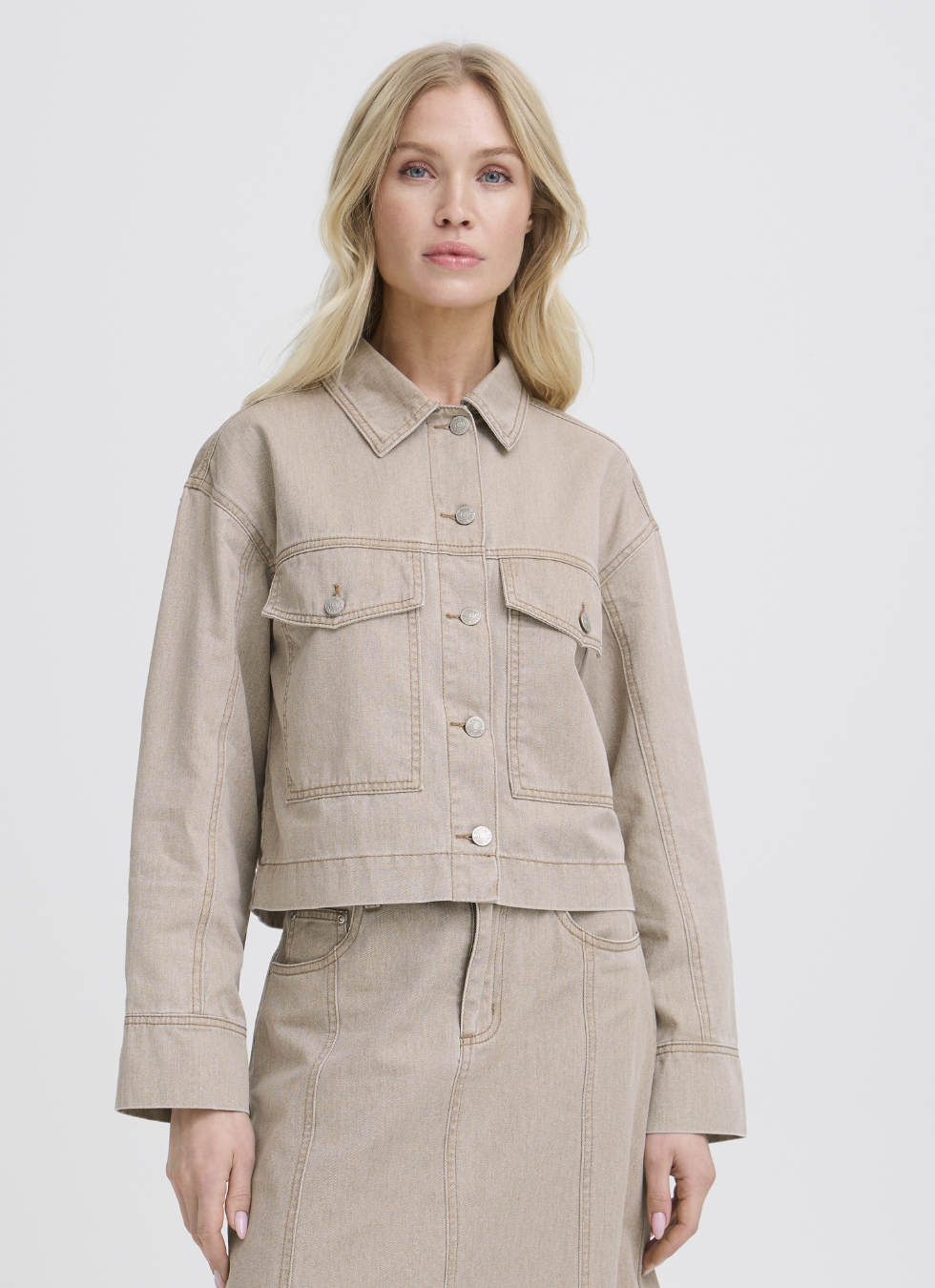 DENIMJACKA MED AVSLAPPNAD PASSFORM