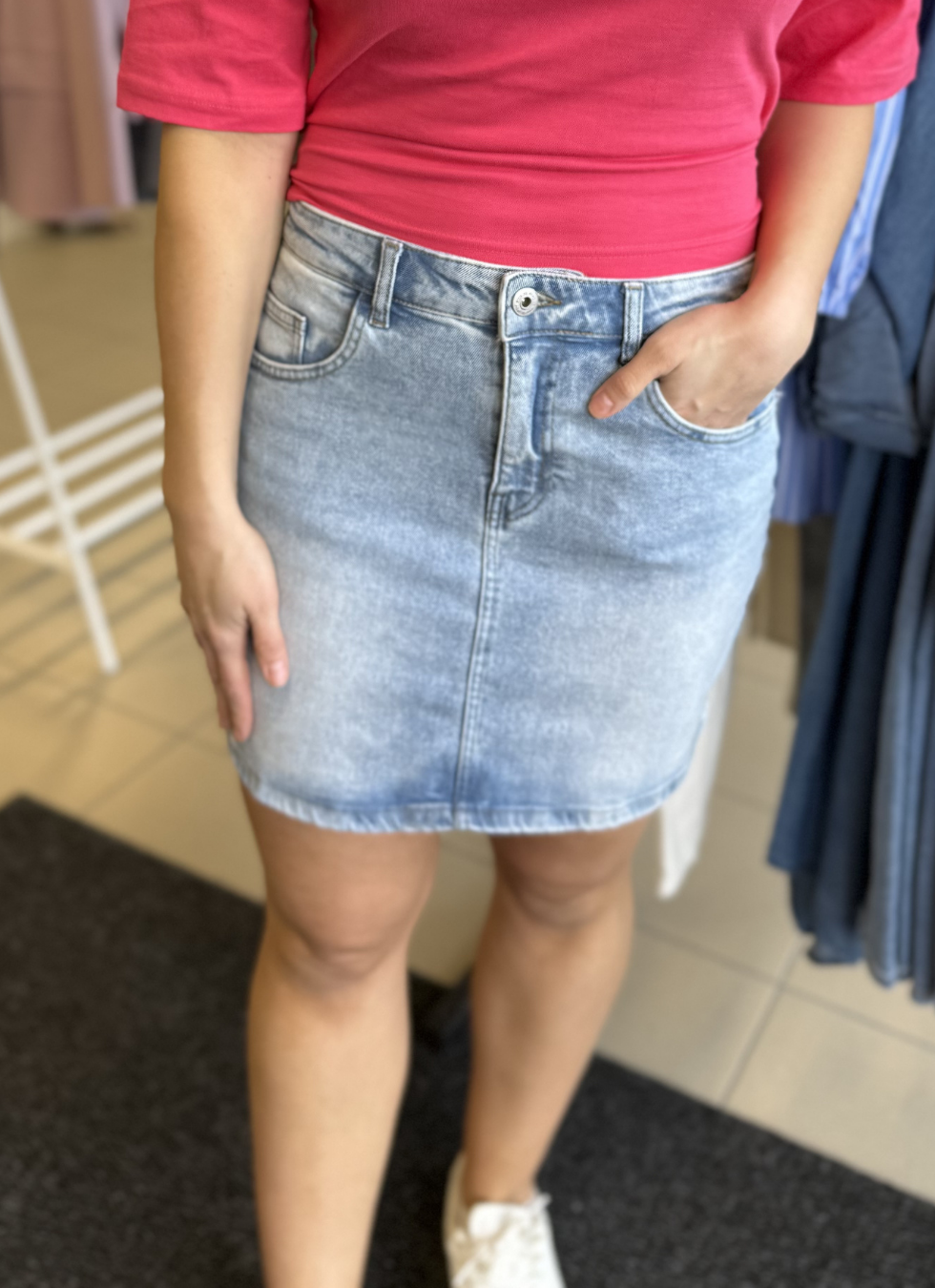 DENIMKJOL I KLASSISK MODELL