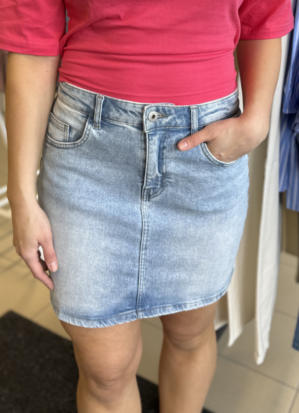 DENIMKJOL I KLASSISK MODELL