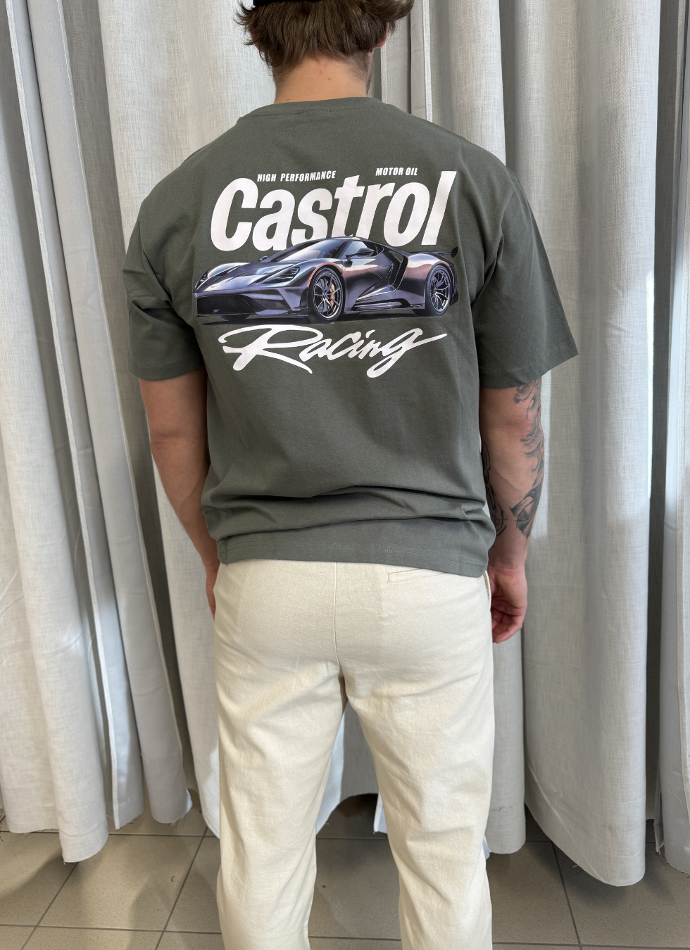T-SHIRT MED TRYCK OCH AVSLAPPNAD PASSFORM