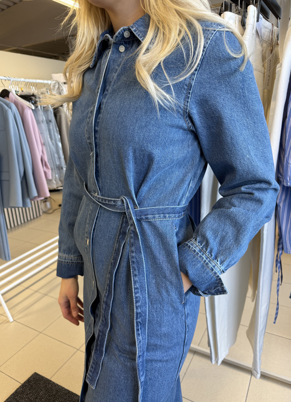 LÅNG DENIMKLÄNNING MED SKJORTDESIGN