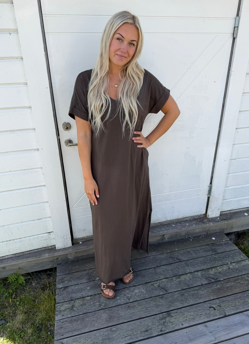 LÅNG KLÄNNING MED V-RINGNING