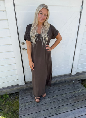 LÅNG KLÄNNING MED V-RINGNING
