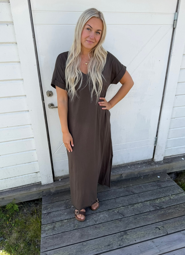LÅNG KLÄNNING MED V-RINGNING