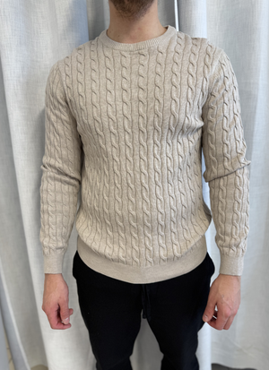 KABELSTICKAD TRÖJA MED KLASSISK DESIGN