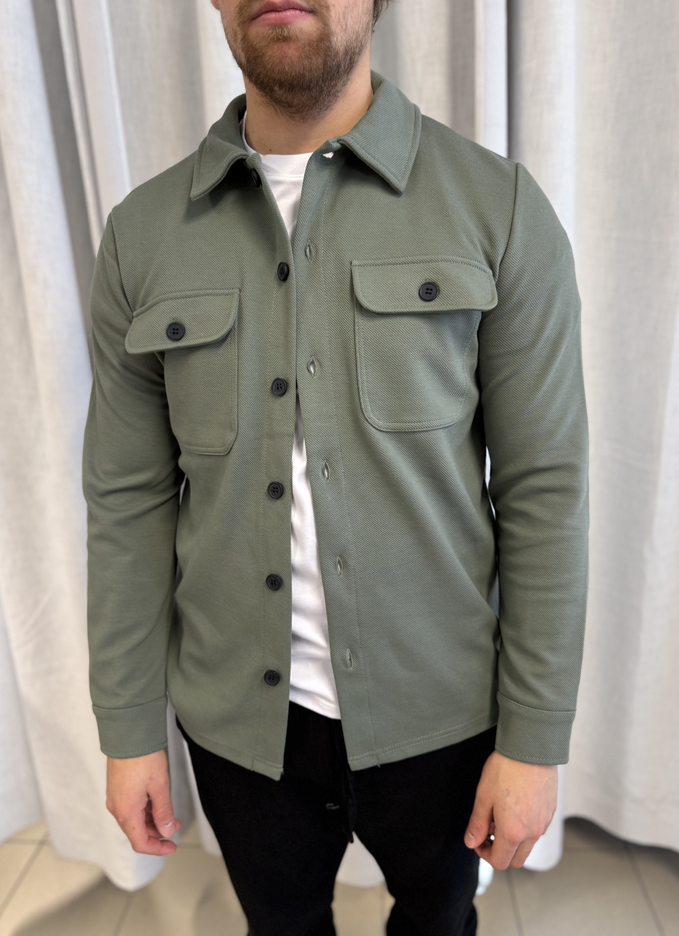 OVERSHIRT MED KLASSISK DESIGN