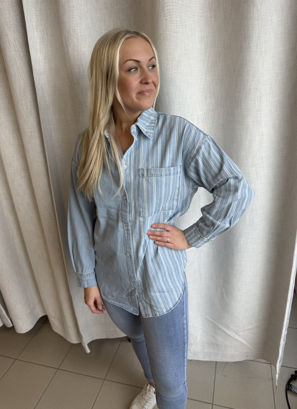 OVERSIZE DENIMSKJORTA I BOMULL