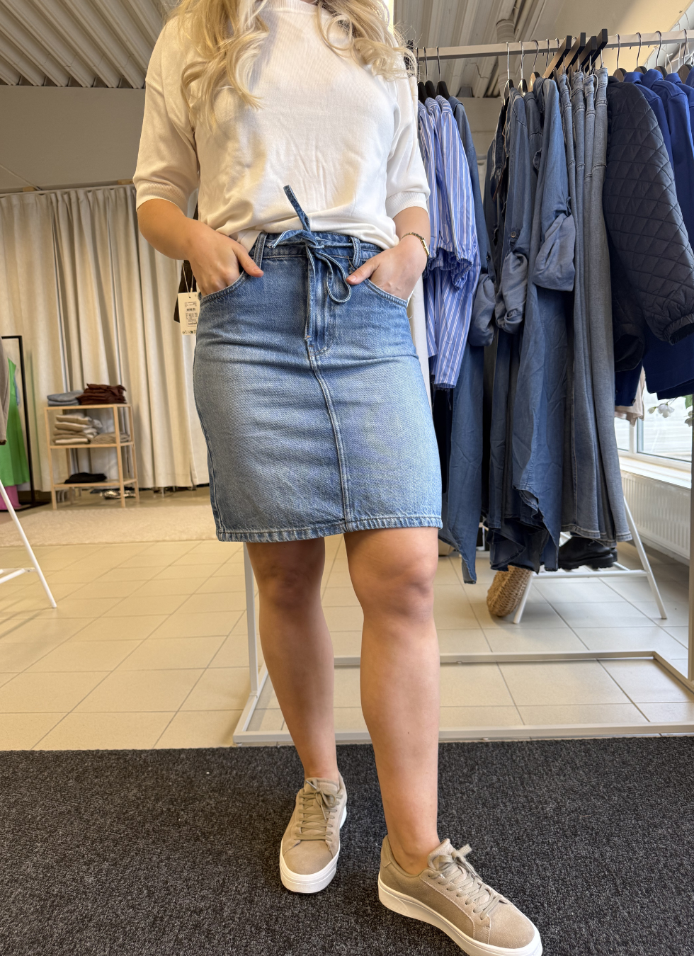 DENIMKJOL MED HÖG MIDJA