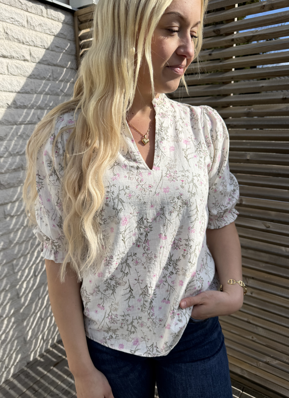 BLOMMIG BLUS MED PUFFÄRM