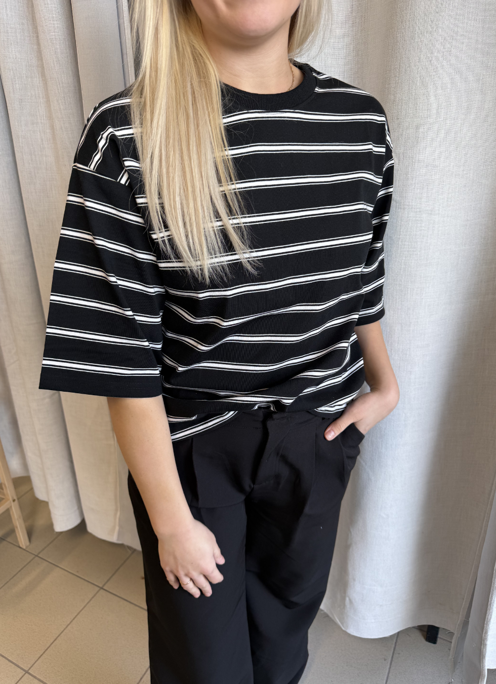 RANDIG SWEATSHIRT MED AVSLAPPNAD PASSFORM