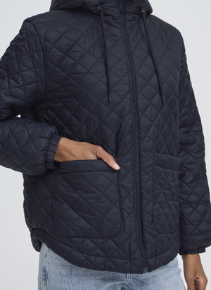 LÄTT VADDERAD JACKA MED HUVA