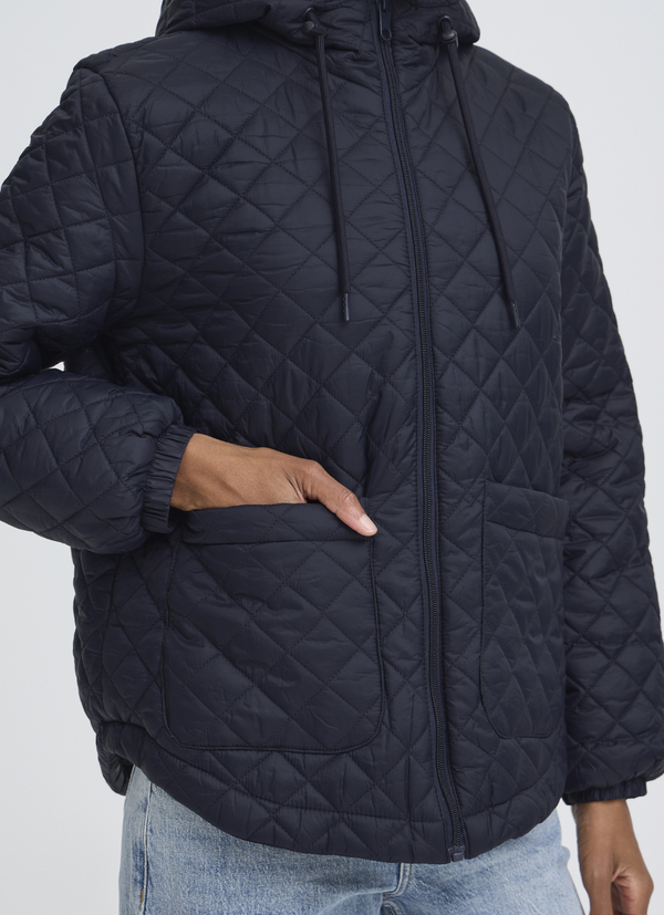 LÄTT VADDERAD JACKA MED HUVA