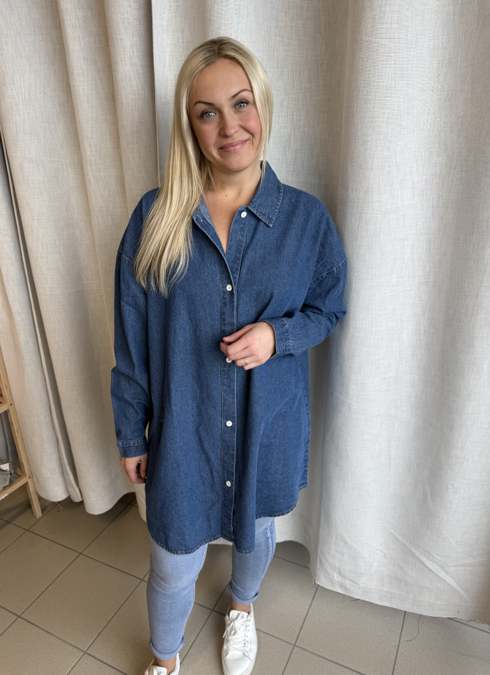 DENIMKLÄNNING MED AVSLAPPNAD PASSFORM