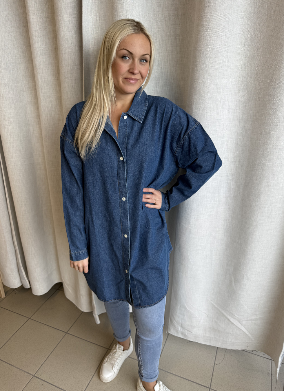 DENIMKLÄNNING MED AVSLAPPNAD PASSFORM