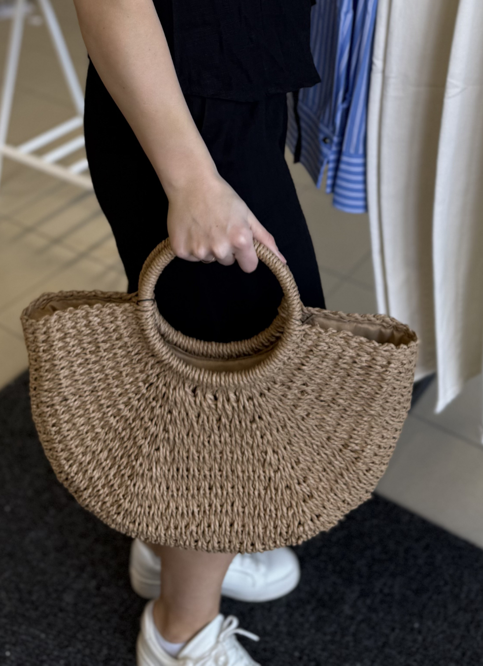 SHOPPERVÄSKA I STRÅLOOK