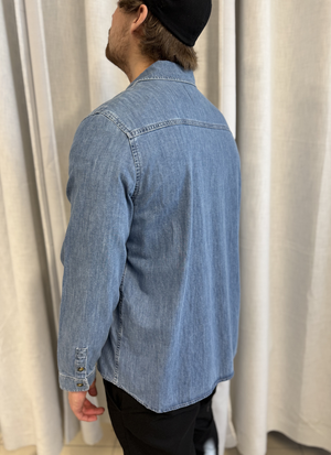 DENIMSKJORTA MED KLASSISK PASSFORM