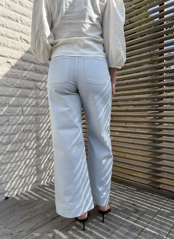 JEANS MED RANDIG DENIM